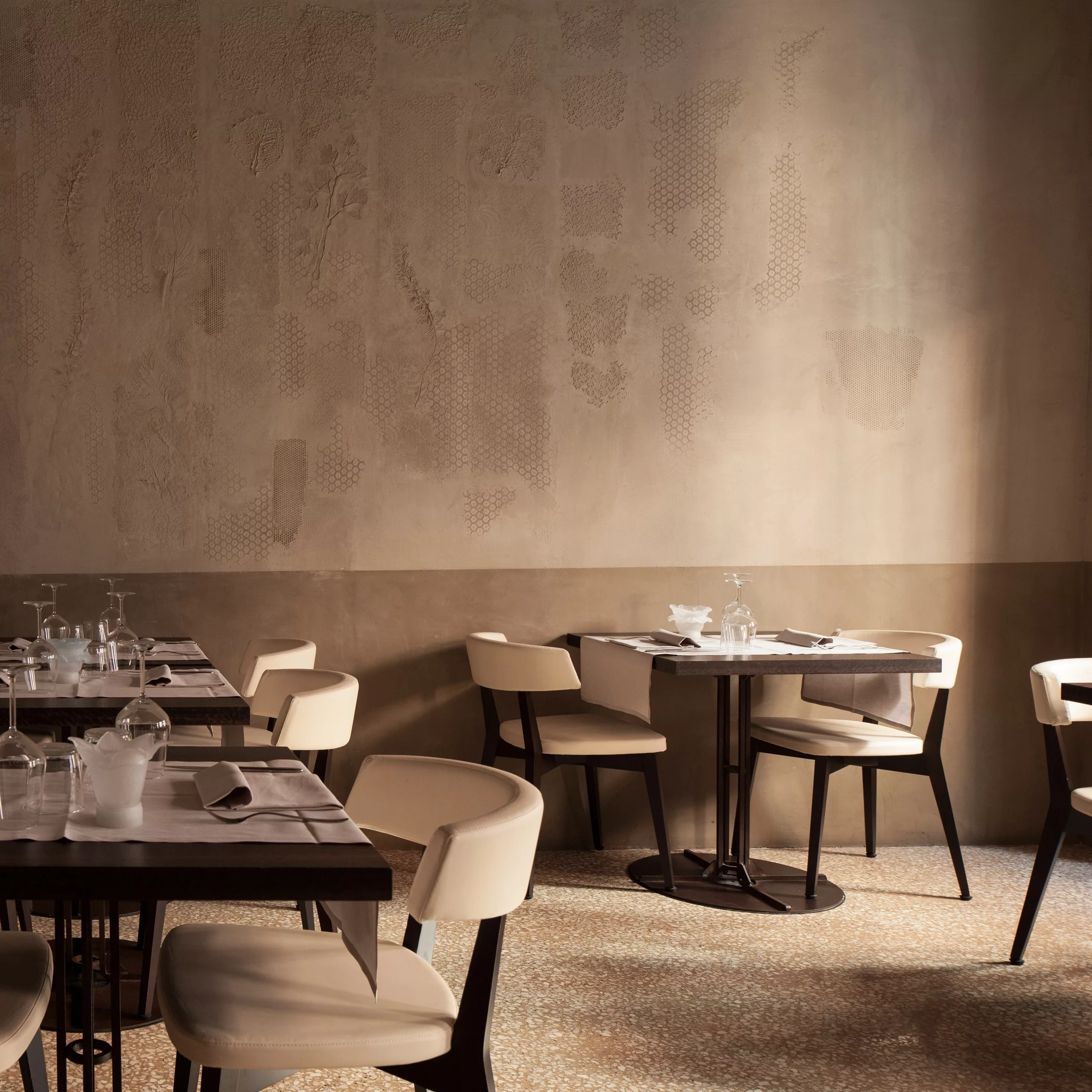Vinaria restaurant in Venice by Isabella Breda, made with TerraEvoca 2 Layers Floral Cannella photo by Bruno Pulici TerraEvoca Floreal - Image 1